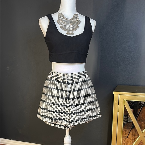 Joe Fresh Black & White Geometric Tribal Print Shorts – Size 14 - Picture 2 of 9